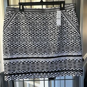 WHBM NWT skirt Size 14 Black and White fully lined.